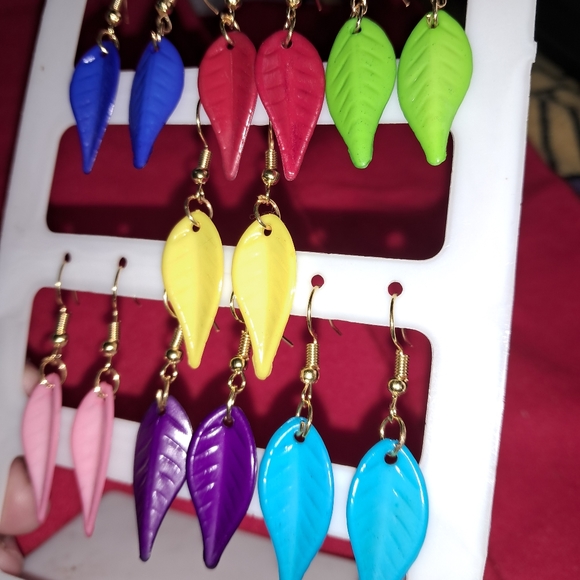 Style to Match Combo of 7 Earring sets - Picture 4 of 6